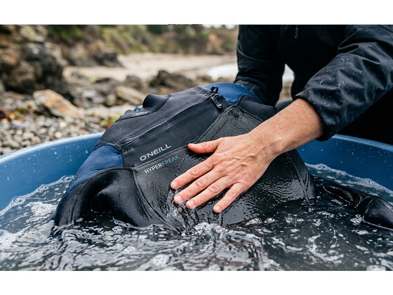 ¿Cómo cuidar tu traje en neopreno (y accesorios neopreno)?