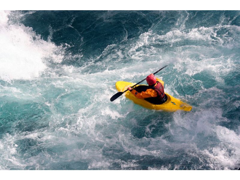 ¿Qué equipo de protección se necesita para navegar en kayak por aguas bravas?
