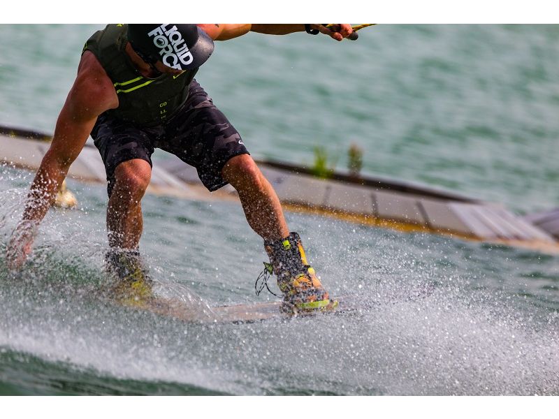 ¿Qué accesorios y equipo para el wakeboard?