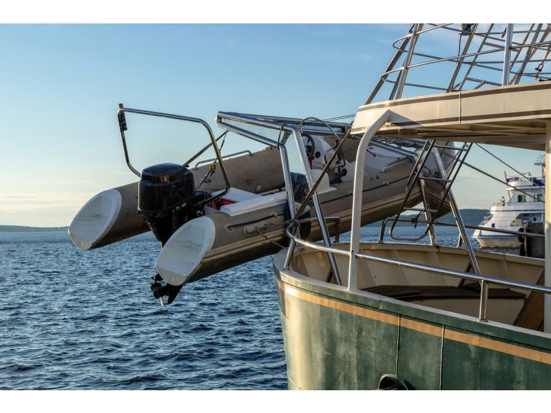 ¿Para qué sirve un pescante en un barco?