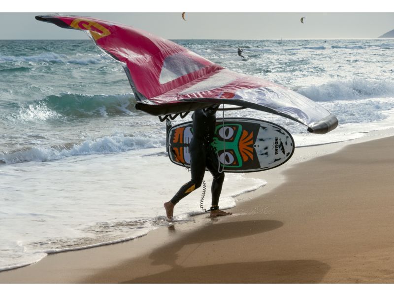 El equipo para el wing foil: casco, leash...