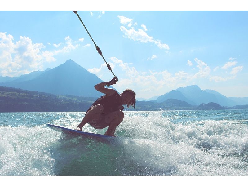 ¿Cómo hacer una gran ola para el wakeboard?