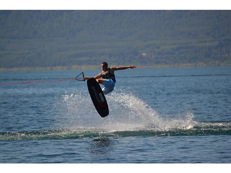 ¿Cómo saltar con un wakeboard?