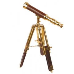 Vista larga Topomarinede latón y madera en el trípode