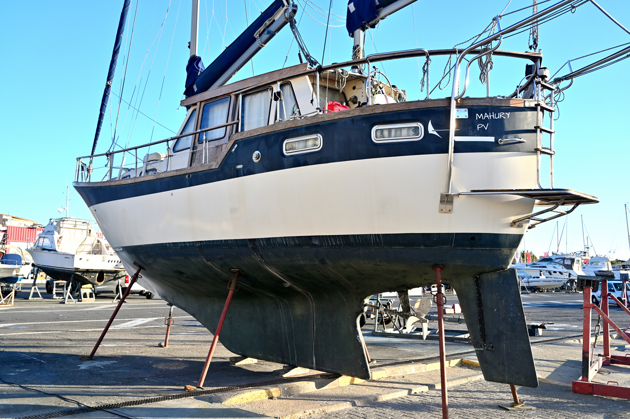 Voilier au carénage Voilier prêt pour l'entretien