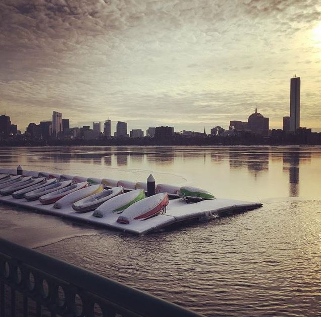 barco en muelle durante invierno