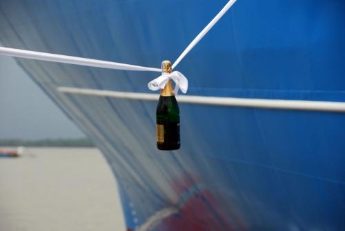 Bautizar el barco rompiendo una botella de champán