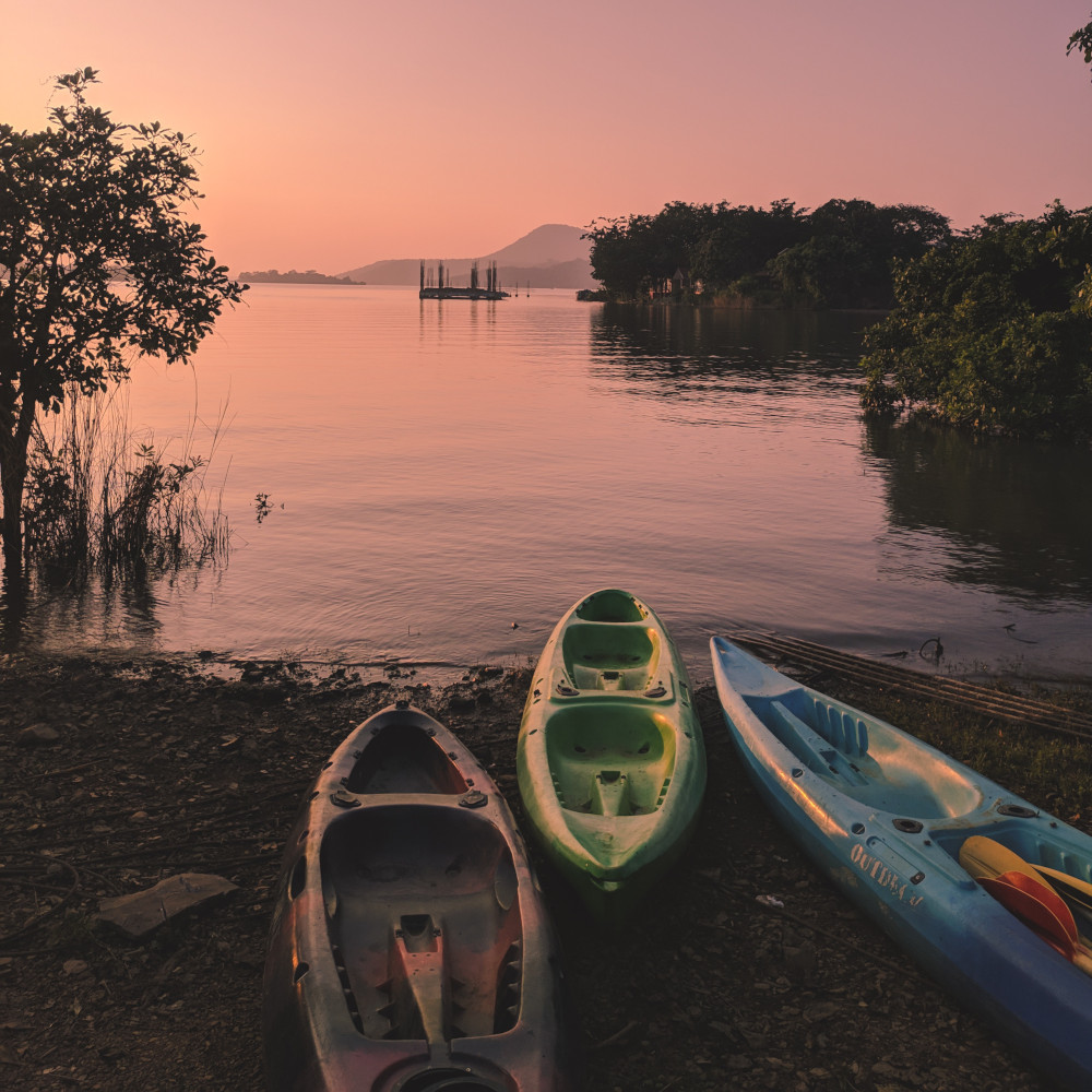 Llevar un kayak hasta el agua