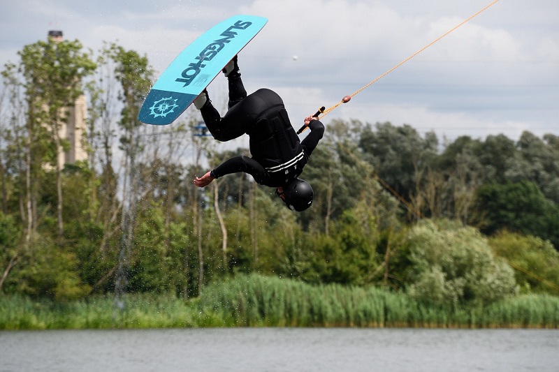 Figure en cable park Sauter en wake park