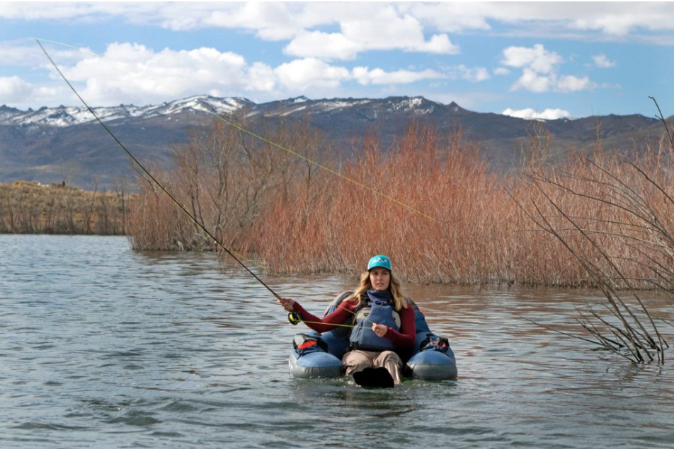 Palmer en float tube Femme palmant en float tube