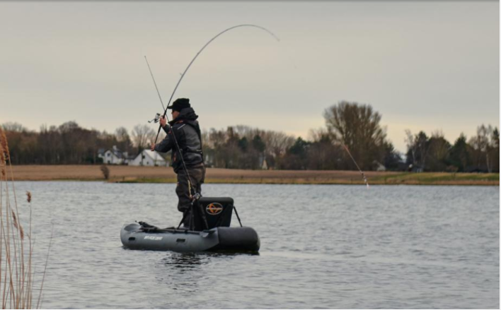 L'ancre en float tube évite de dériver Pecheur debout sur un float tube