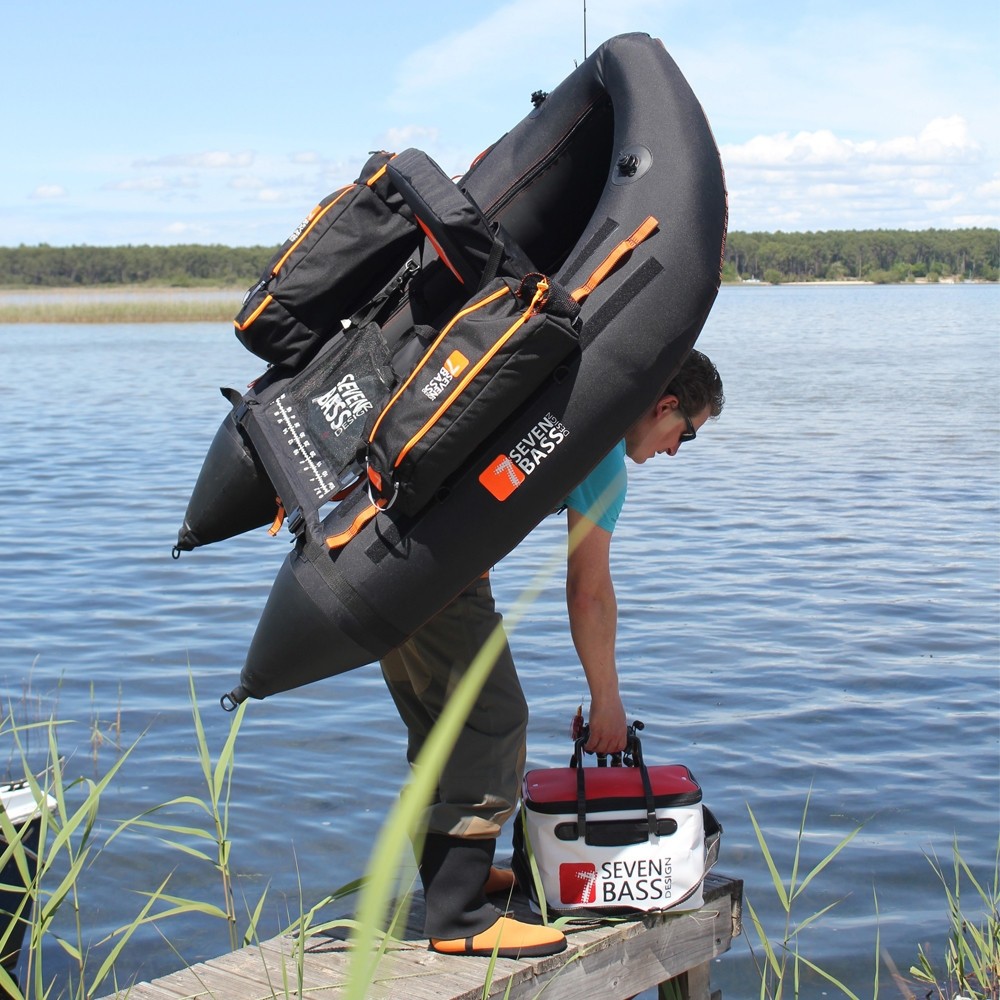 Sécurité et confort float tube Homme transportant un float tube