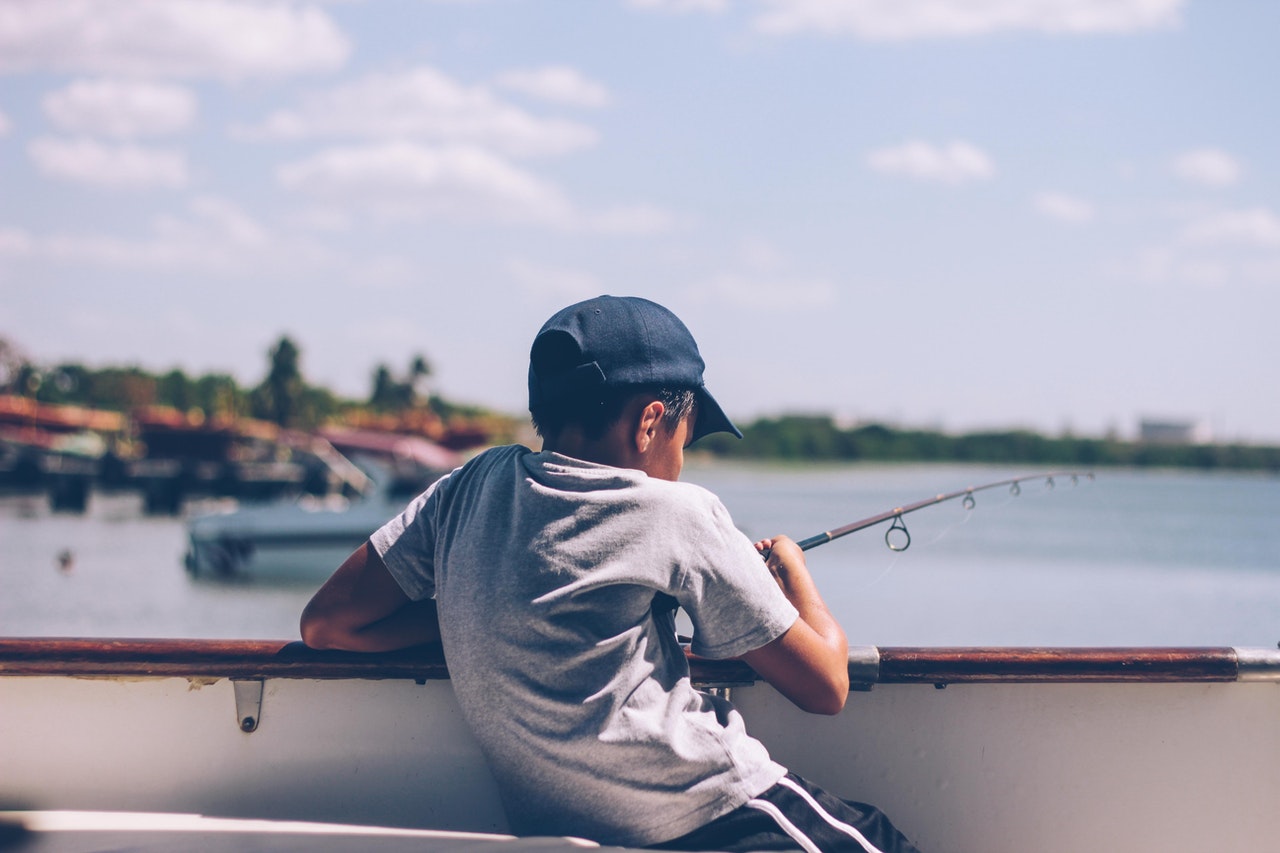 joven pescando en barco