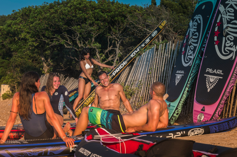 Aventura paddle surf entre amigos en verano paddle entre amigos
