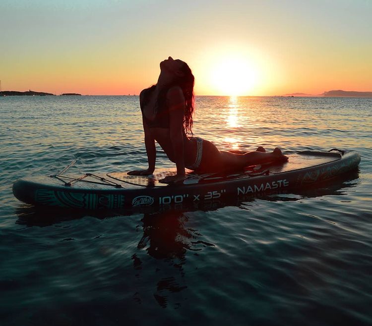 Hacer yoga en un paddle paddle yoga