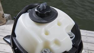 Depósito de combustible integrado y transparente