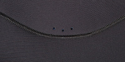 Traje de surf sin costuras bajo los brazos y los hombros