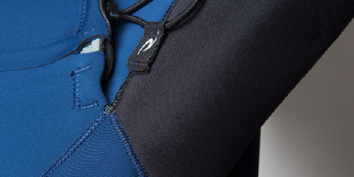 Traje de surf sin costuras bajo brazos y hombros